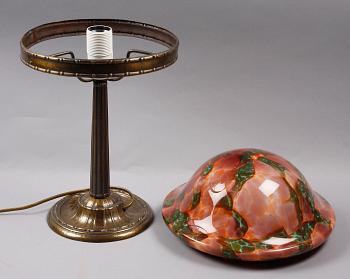 BORDSLAMPA, gulmetall och glas, 1900-talets första hälft.