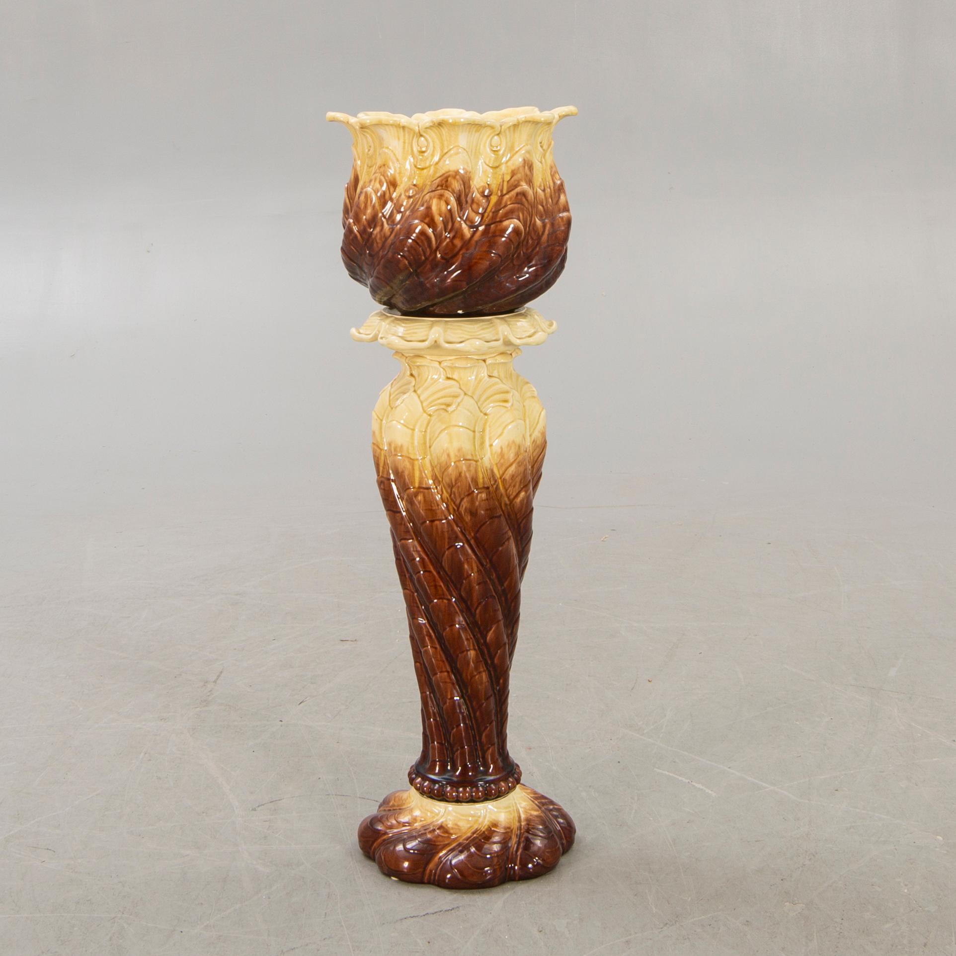 AN early 1900s majolica pedestal and flower urn.