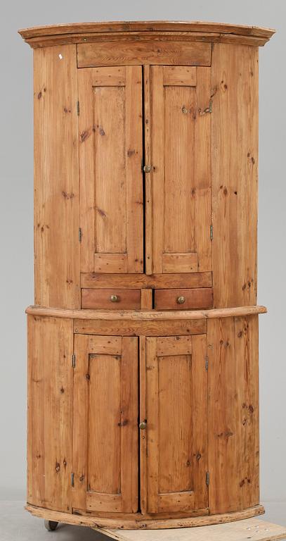 HÖRNSKÅP, allmoge, 1800-talets första hälft.