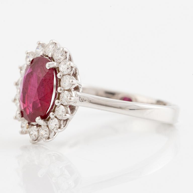 Ring 18K vitguld med en fasettslipad rubin och runda briljantslipade diamanter.
