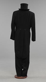 FRACK MED TILLBEHÖR SAMT HÖG HATT, 1900-tal.