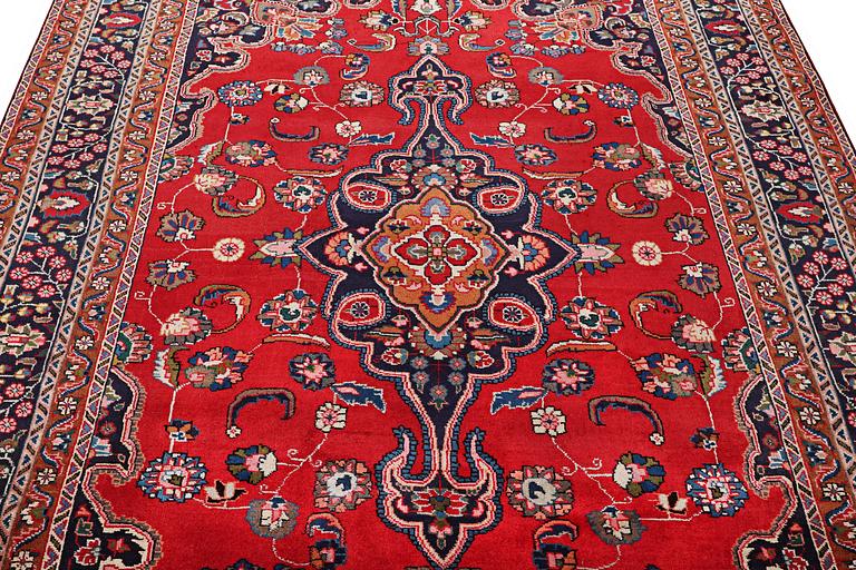 A carpet, Tabriz, c. 300 x 203 cm.