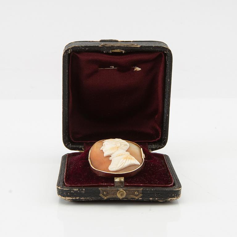 Johan Fredrik Axel Bergström, brooch 18K gold with carved shell cameo, Stockholm circa 1900.