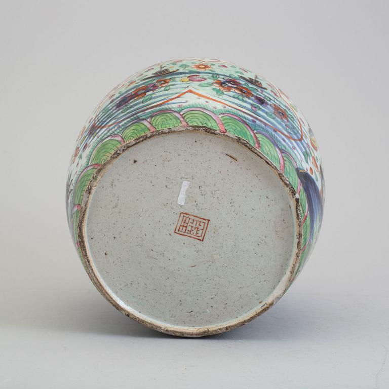 A blue and white and clobbered export porcelain jar, Qing dynasty, 19th century.