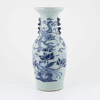 A porcelain floor vase, China, Qingdynasty, 19th century.