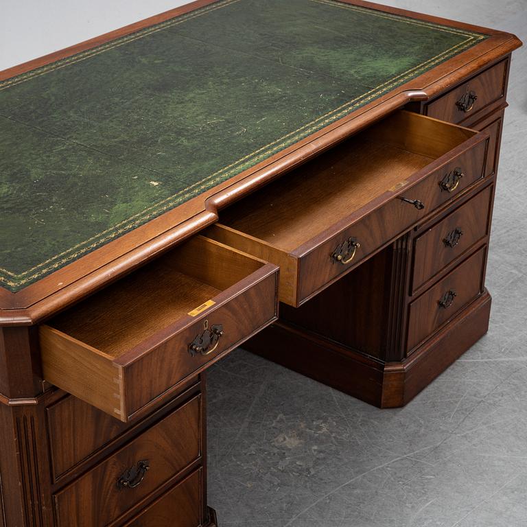 Skrivbord, engelskt, 1900-talets andra hälft, av Charles Barr.