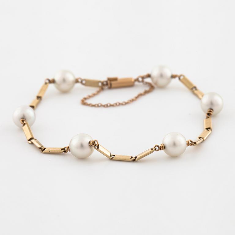 A cultured pearl bracelet.