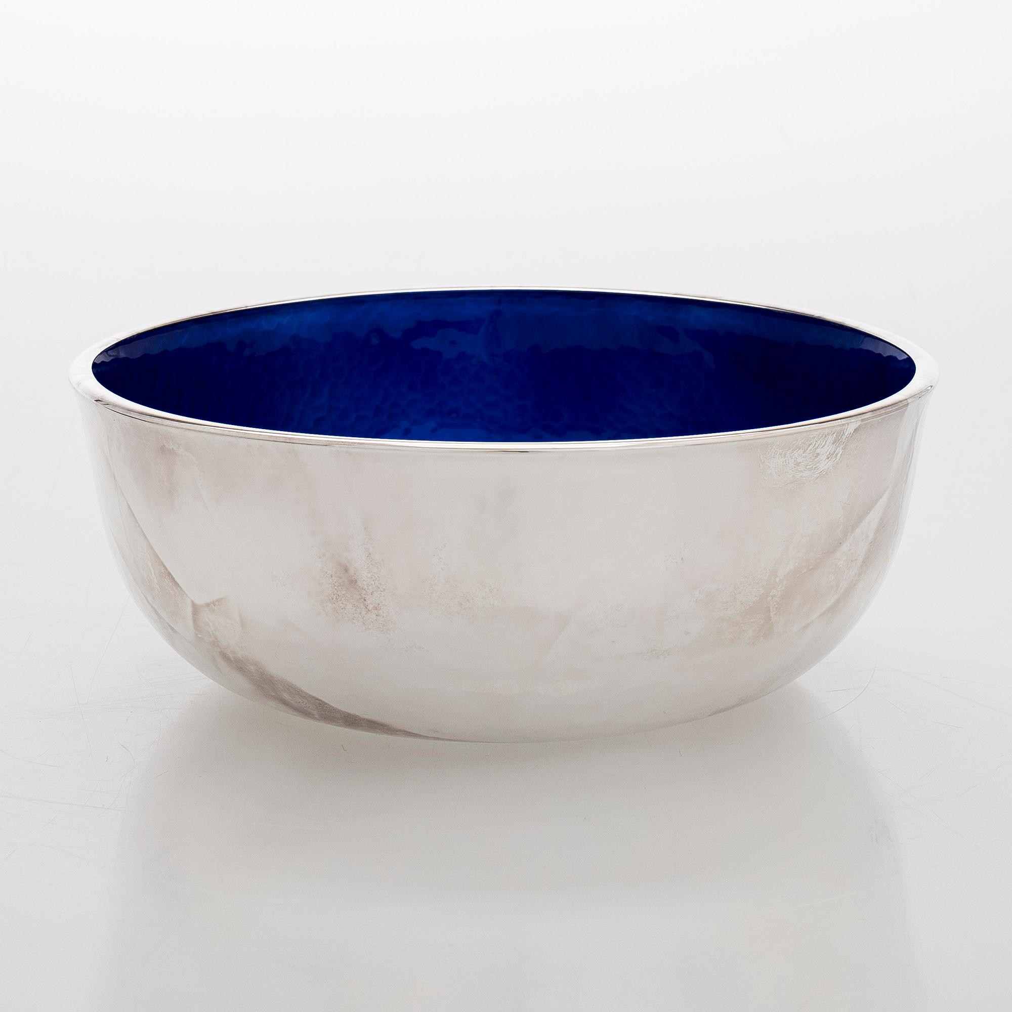 A. Tillander, skål, sterlingsilver och emalj. Helsingfors 2005.