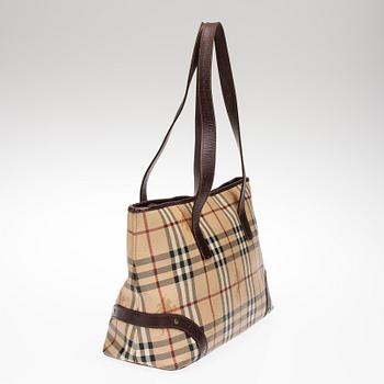 LAUKKU, Burberry.