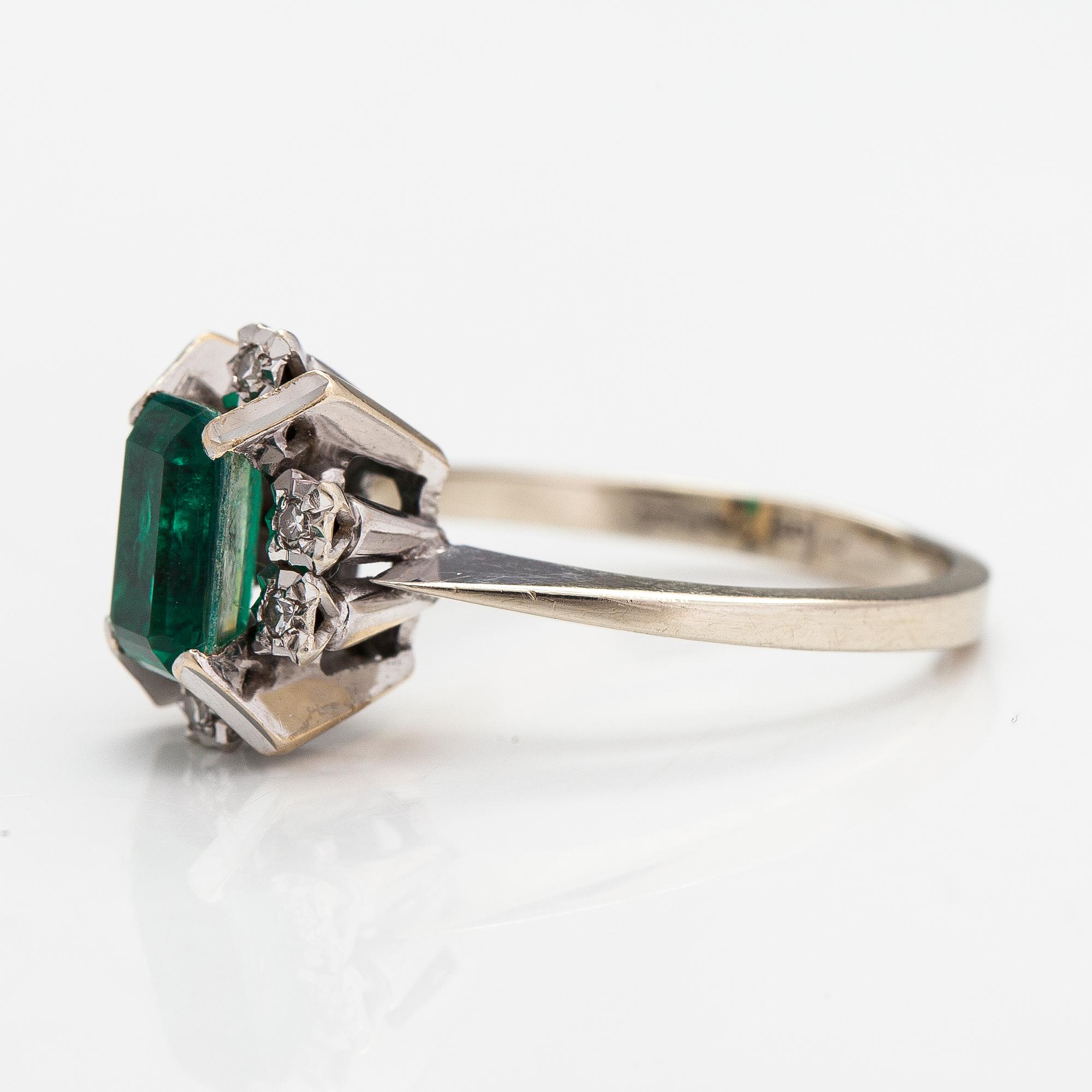 An 18K white gold ring with diamonds ca 0.06 ct in total and emerald triplet.