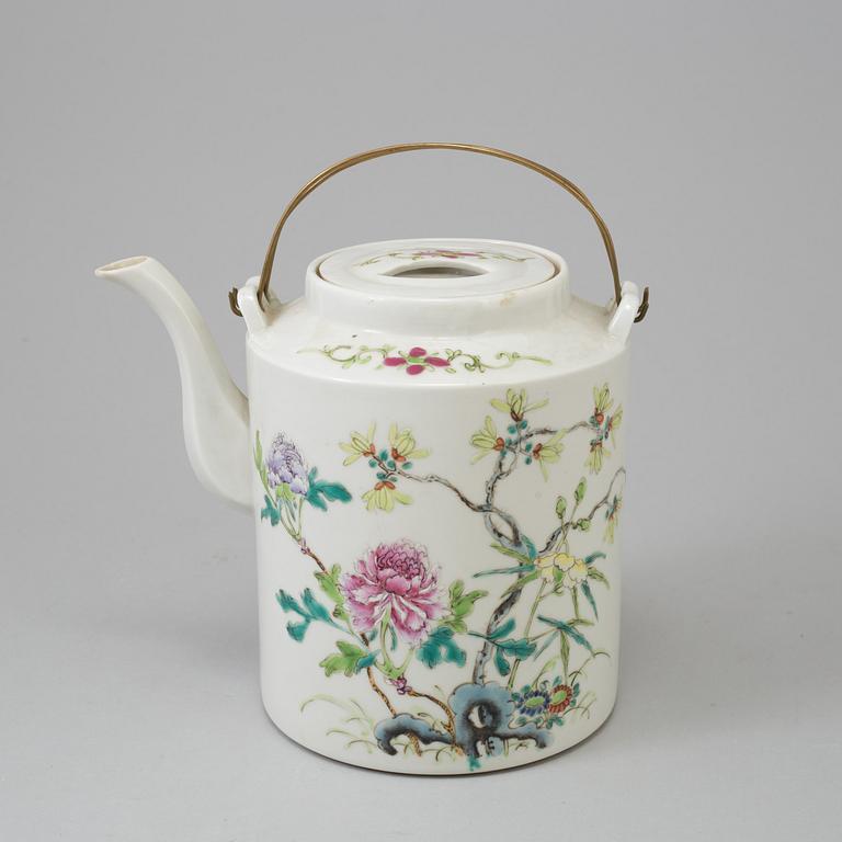 A large Chinese famille rose porcelain pot with cover, 20th century.