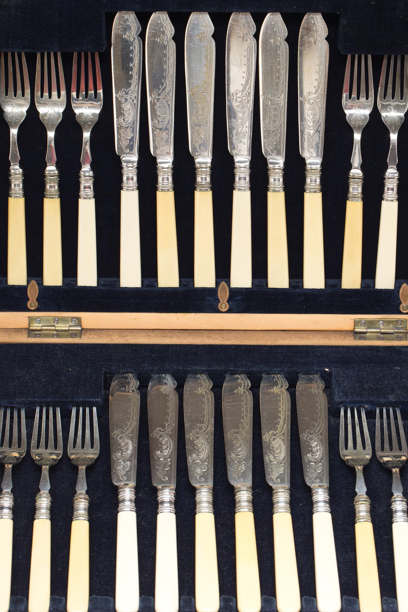FISKBESTICK, 24 delar. Pläter England, 1900-talets första hälft.