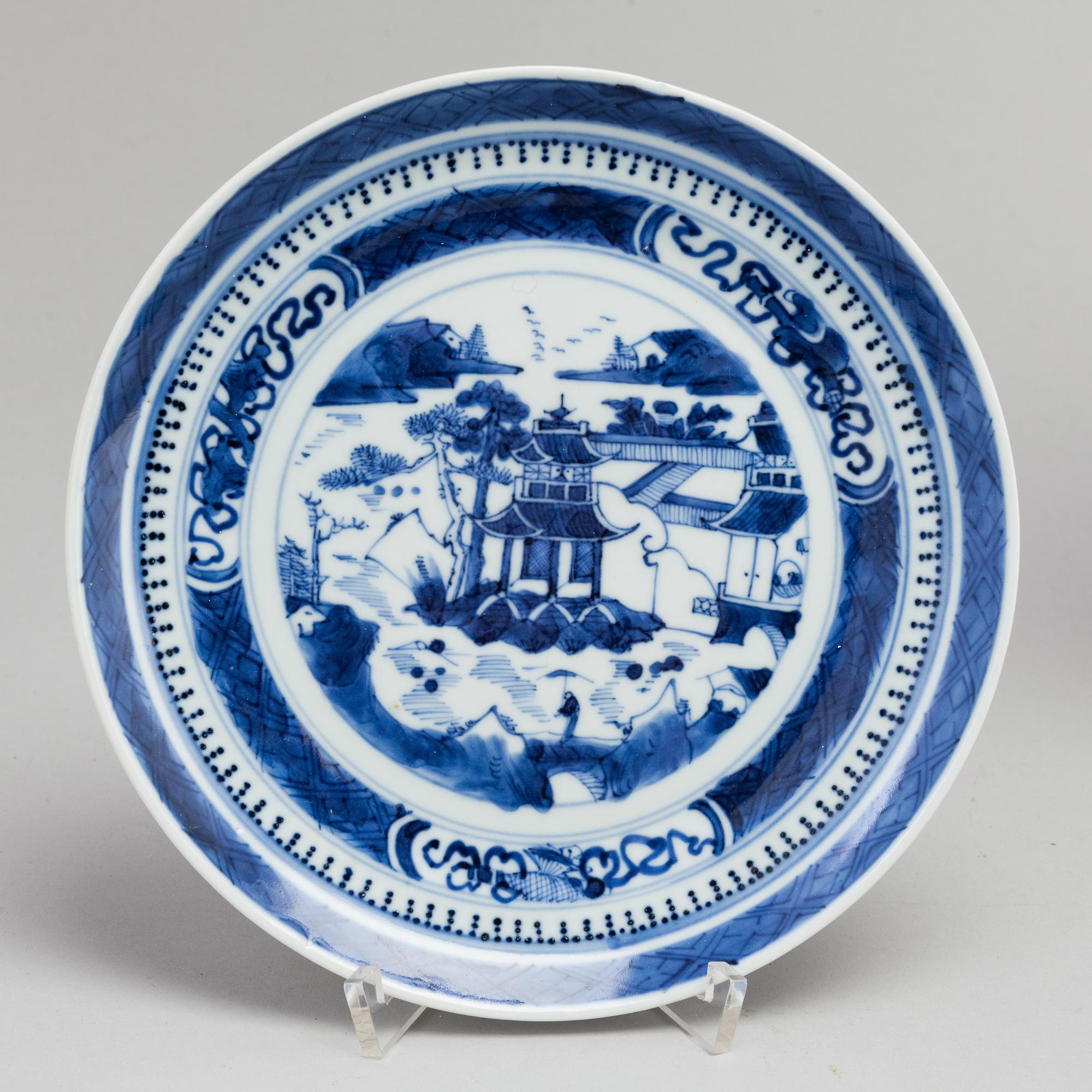 A Qianlong porcelain platter and seven 19th century dishes, Qing dynasty.