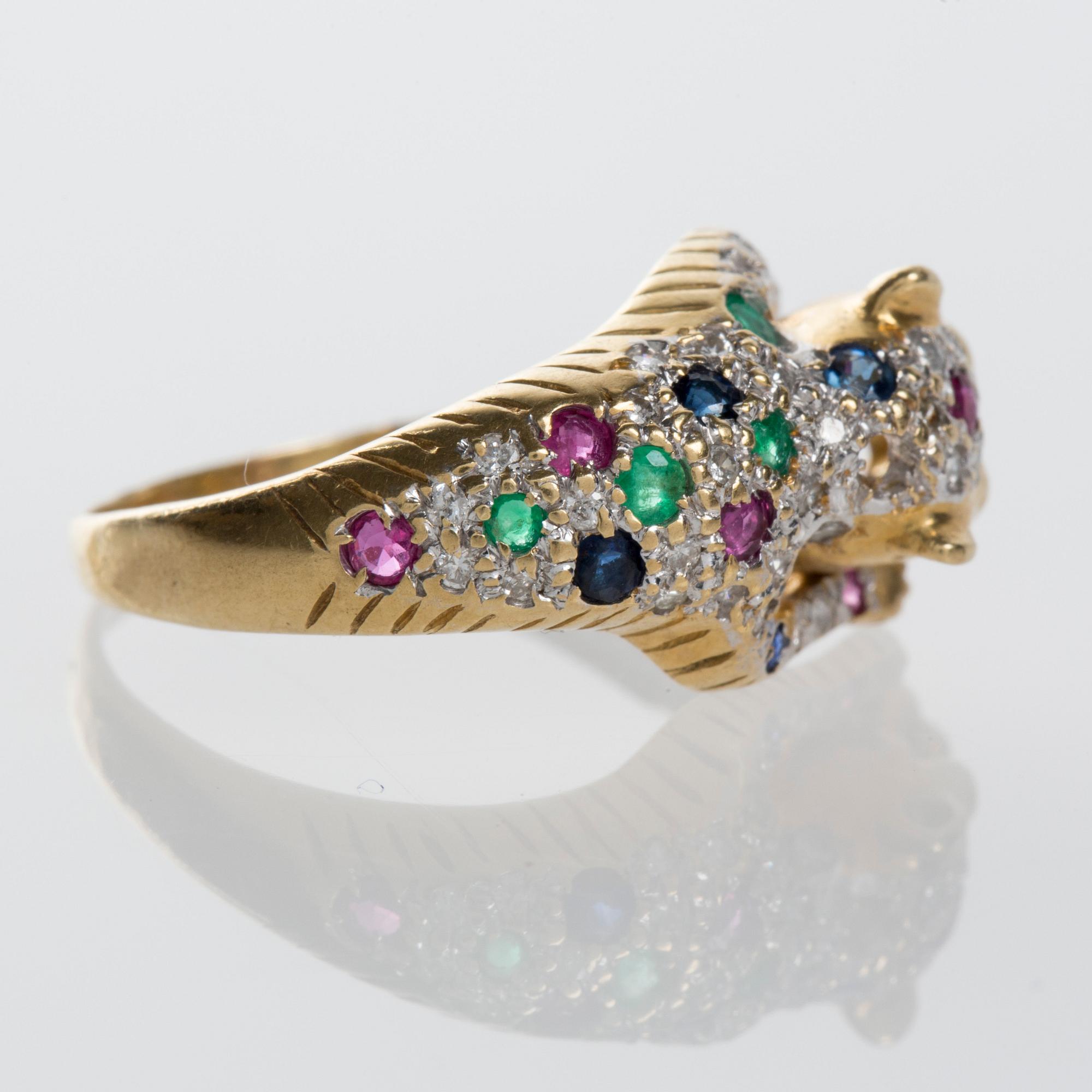 RING, 18K guld med diamanter, safirer samt smaragder.