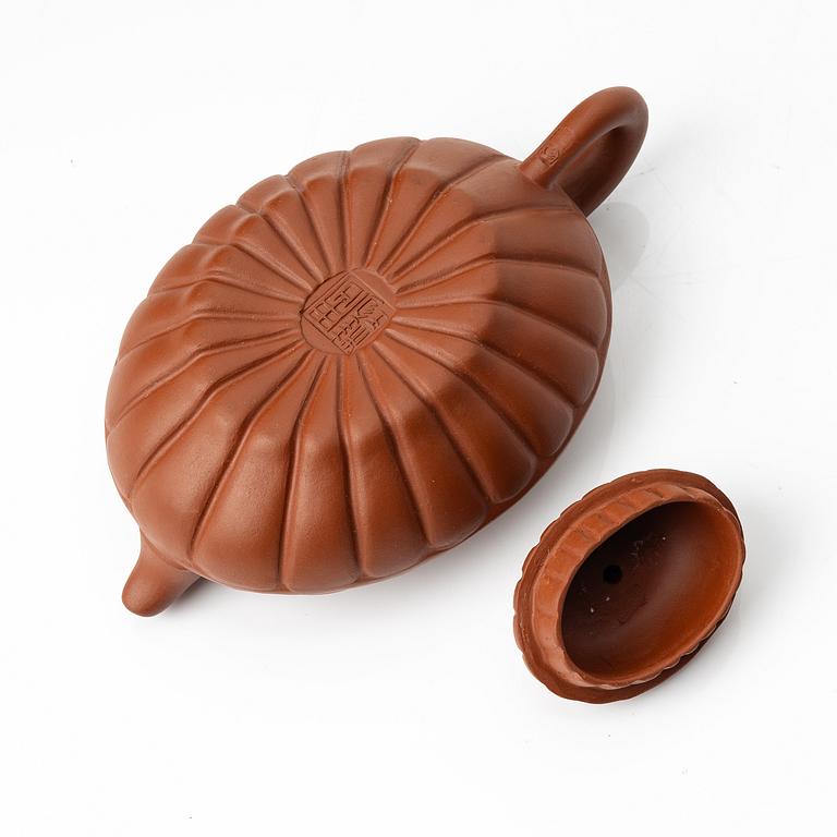 Zhou Guizhen, A Chinese yixing 'chrysanthemum' teapot, 1980/90s.