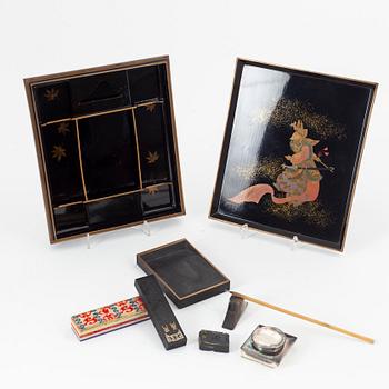 Brickor två stycken, samt skrivschatull, s.k. Suzuribako, Japan, Meiji  (1868-1912).