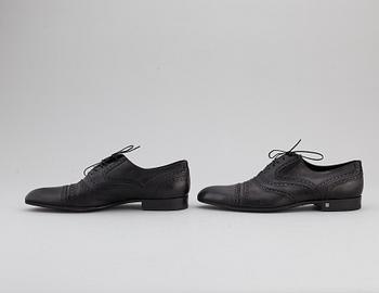 LOUIS VUITTON, a pair of black leather brogues, size 9½.