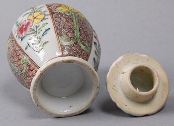 URNA MED LOCK, porslin, Kina. 1700-tal.