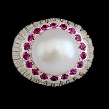 RING, vitguldspläterat sterlingsilver, odla pärla, vita safirer tot ca 0.50 ct, rubiner tot ca 0.54 ct.