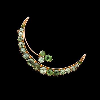 A BROOCH, demantoid garnets, 14K (56) gold. Probably Odessa 1899-1910.