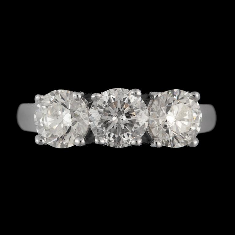 RING 18k vitguld med briljantslipade diamanter tot. ca 3.15 ct. Vikt 6,3 g.