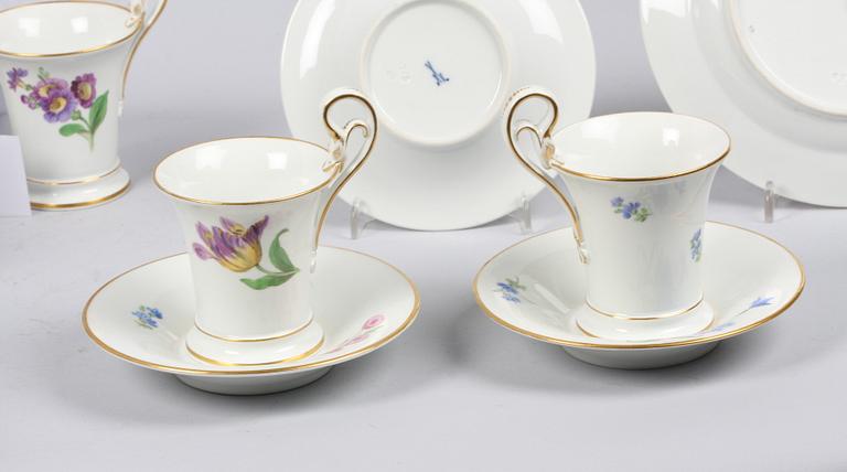 KOPPAR MED FAT, 7 ST SAMT ASSIETTER, 11 st, porslin, Meissen 1800-tal.