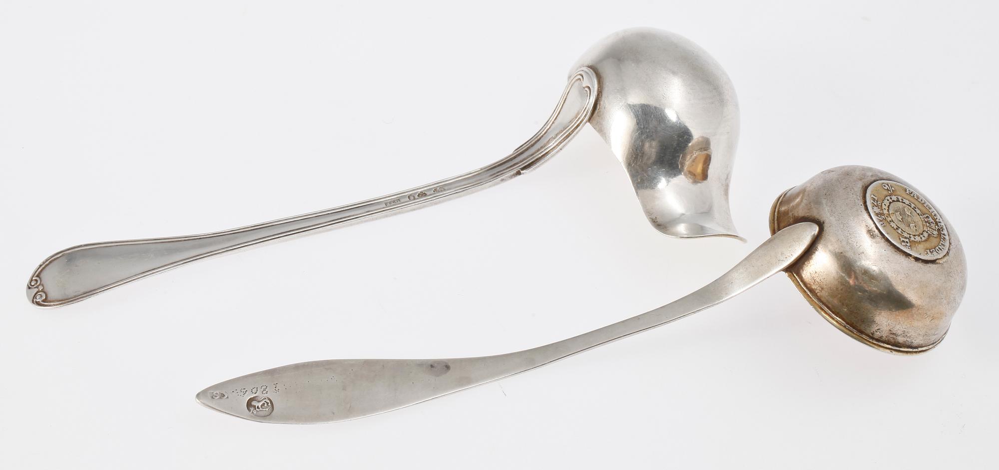 SÅSSLEVAR, 2 st, silver. Gustaf Theodor Folcker, 1835, Stockholm samt Carl Schvart, Karlshamn tidigt 1800-tal. Tot ca 100 g.