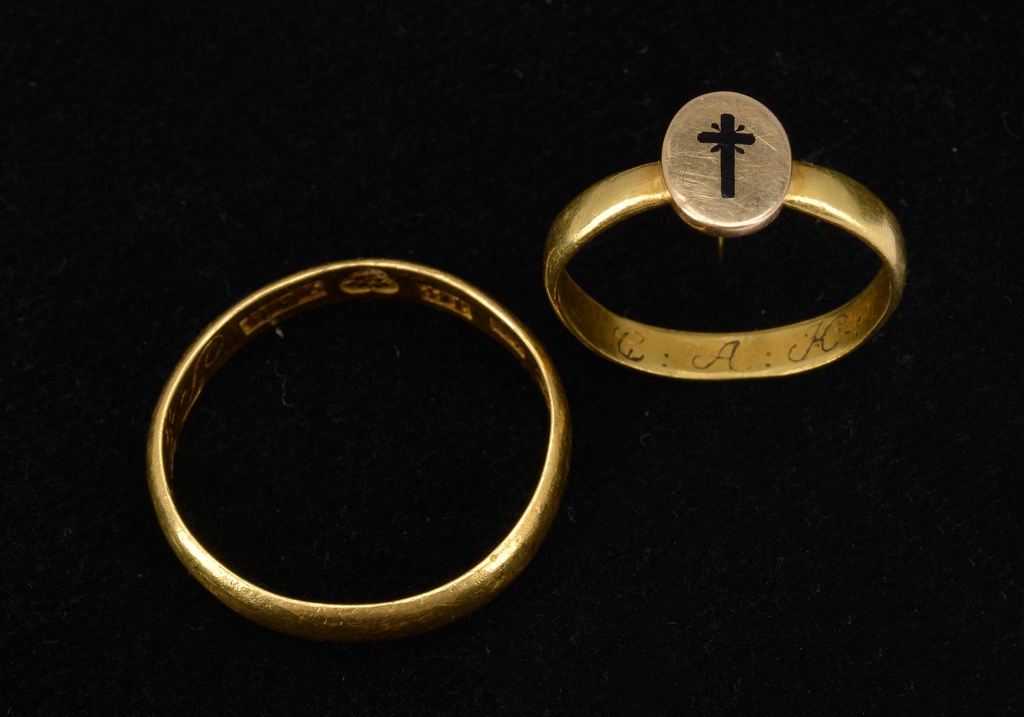 RINGAR 2 st, guld 23 k, samt ostämalad 18 k. 1800-tal. Tot. vikt ca 6,8 g.