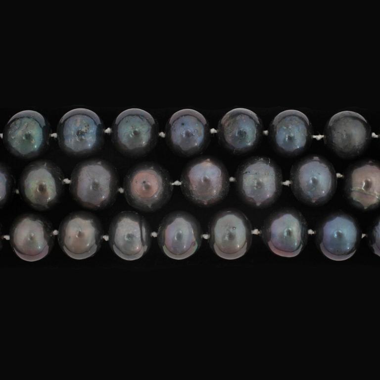 A long cultured black fresh water pearl necklace. L. 156 cm.
