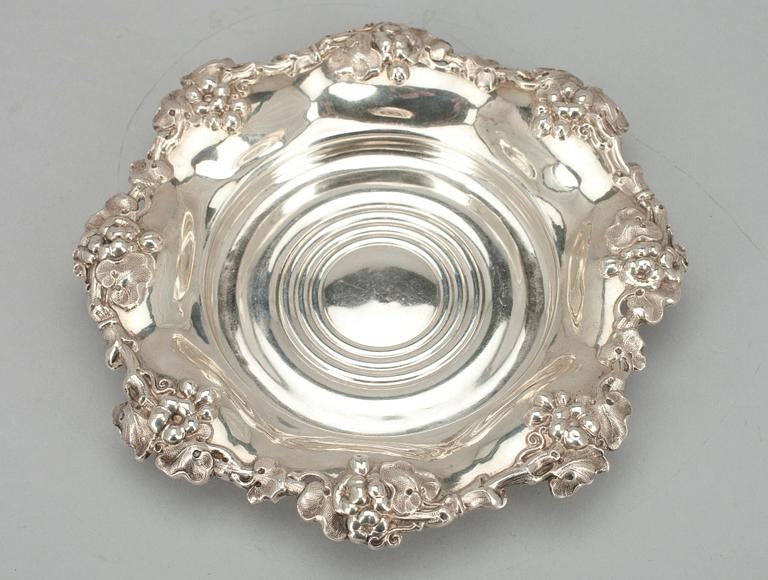 COASTER, silver, Lars Larsson, Göteborg, 1854. Tot. vikt ca 166 g.