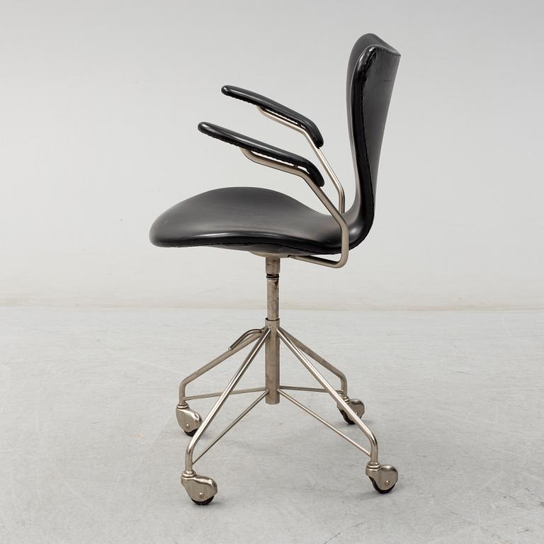 ARNE JACOBSEN, A 'Sjuan' writing chair for Fritz Hansen, Denmark.