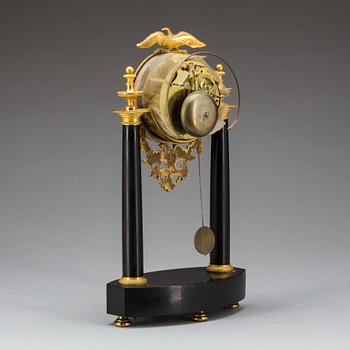 BORDSPENDYL, sengustaviansk. 1700-tal. "Paul Brunet á Paris".