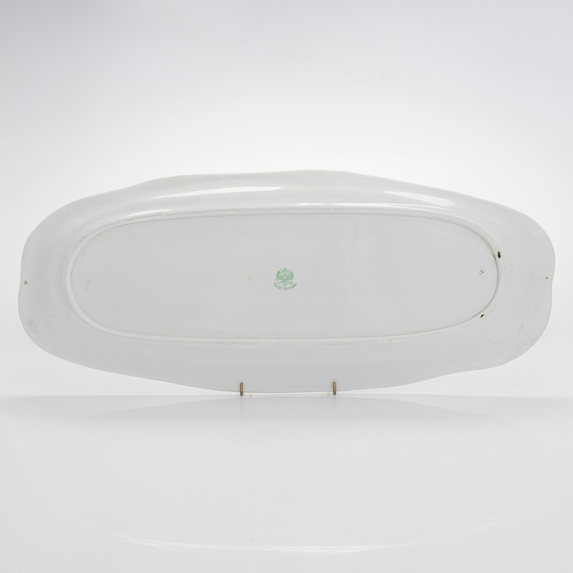A Kuznetsov faience fish serving dish, Russia 1899-1917.