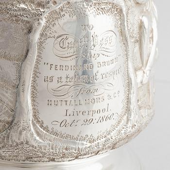 Richard Gurney & Co, dryckeskanna/presentationstrofé med lock, silver, London 1752.