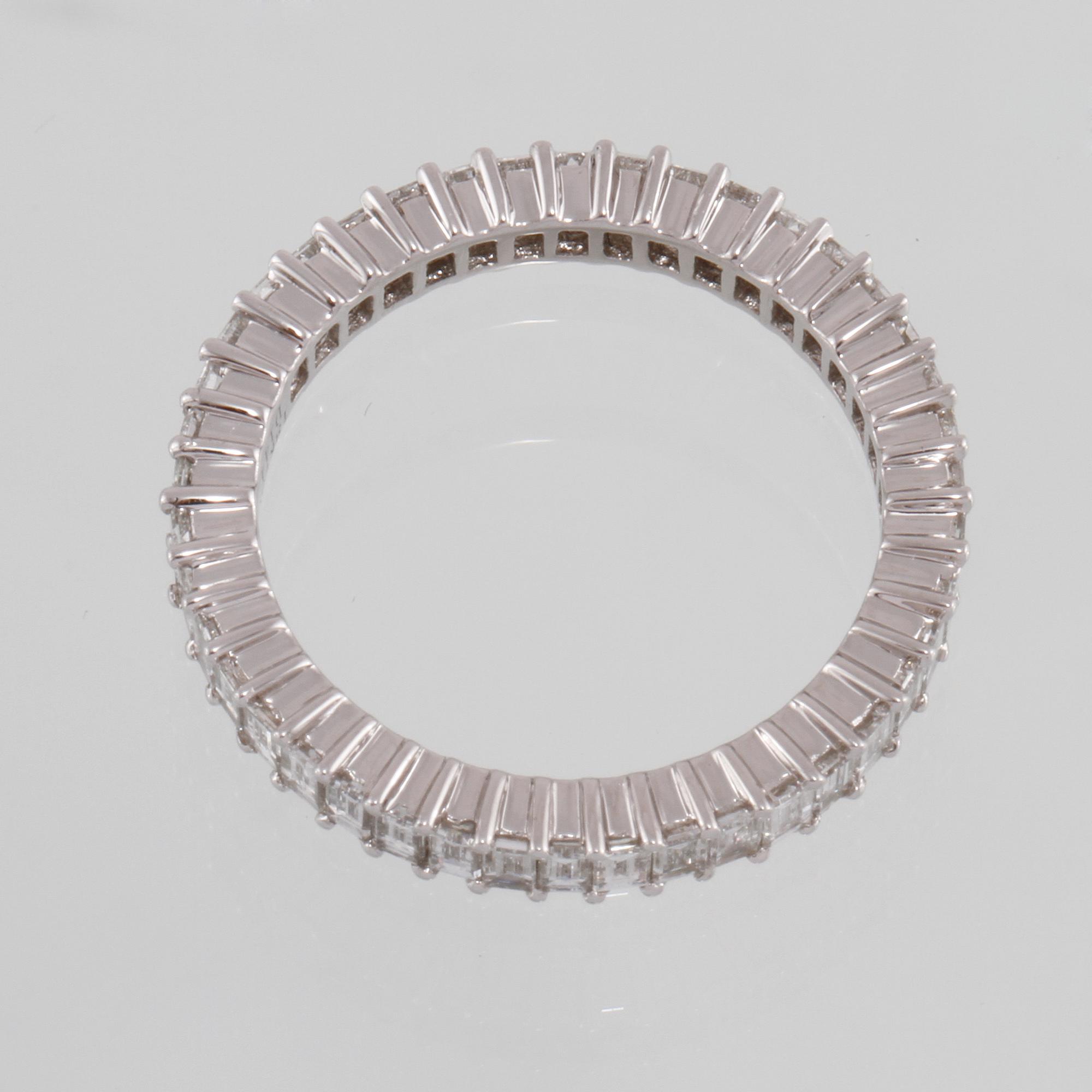 RING, 18k vitguld med baguettslipade diamanter, 1.44 ct. Vikt 3 g.