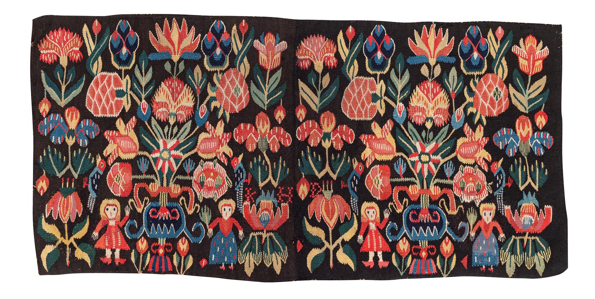 A carrige cushion, 'Urnor och par', tapestry weave, c. 102 x 51 cm, around the years 1800-1825.