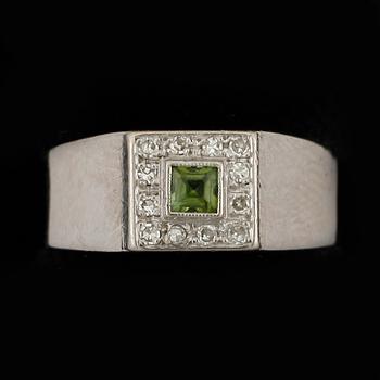 RING, vitguld, briljantslipade diamanter samt peridot. Tot vikt 4 gram.