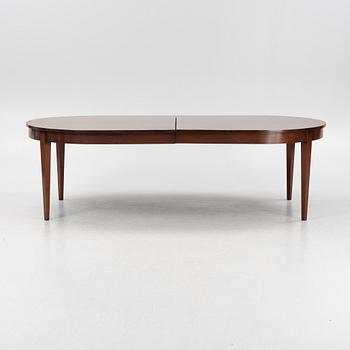 A mahogany veneered dining table, with two additional leaves, 20th Century.