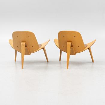 Hans J. Wegner, a pair of 'CH07' lounge chairs,