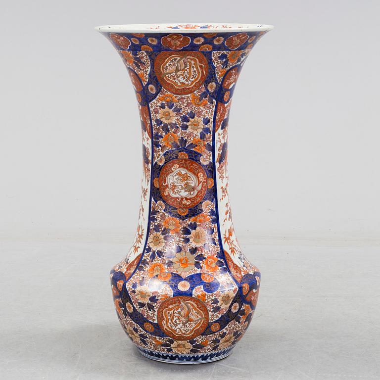 GOLVVAS, porslin, Japan, Imari, omkring år 1900.