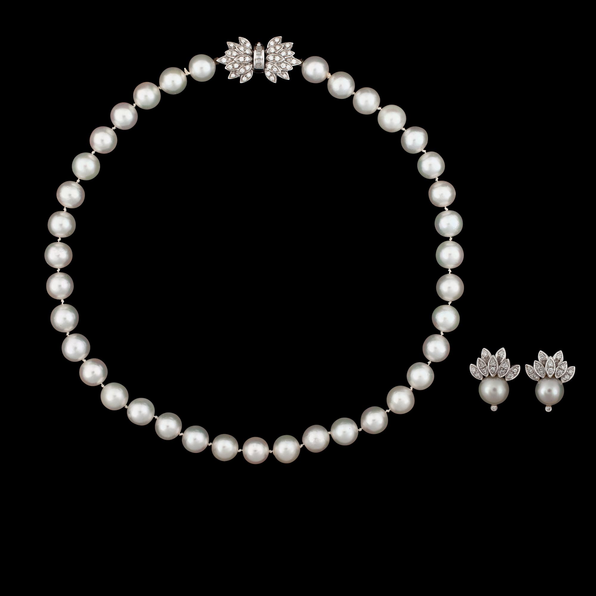 COLLIER samt ÖRHÄNGEN med odlade pärlor Ø 10 mm och diamanter totalt ca 1.20 ct.