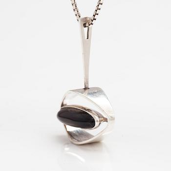 Elis Kauppi, A silver necklace with a tiger's eye. Kuoittaan kultaa, Turku 1961.