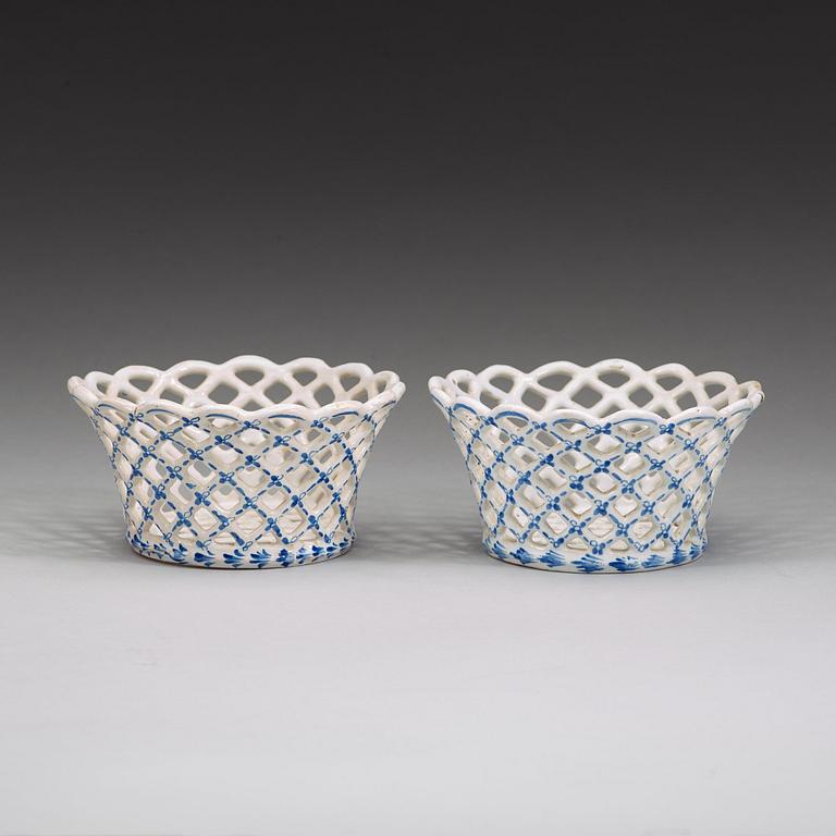 A pair of Swedish faience chesnut baskets, Rörstrand, 1700-tal.