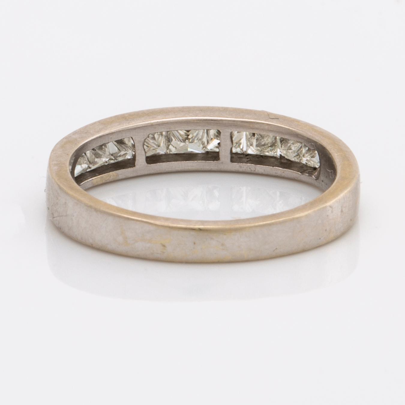 ALLIANSRING 14K vitguld m 9 princesslipade diamanter ca 0,65 ct, ca TW (F-G) VS/SI. God slipning.
