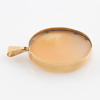 Pendant, 18K gold with shell cameo.
