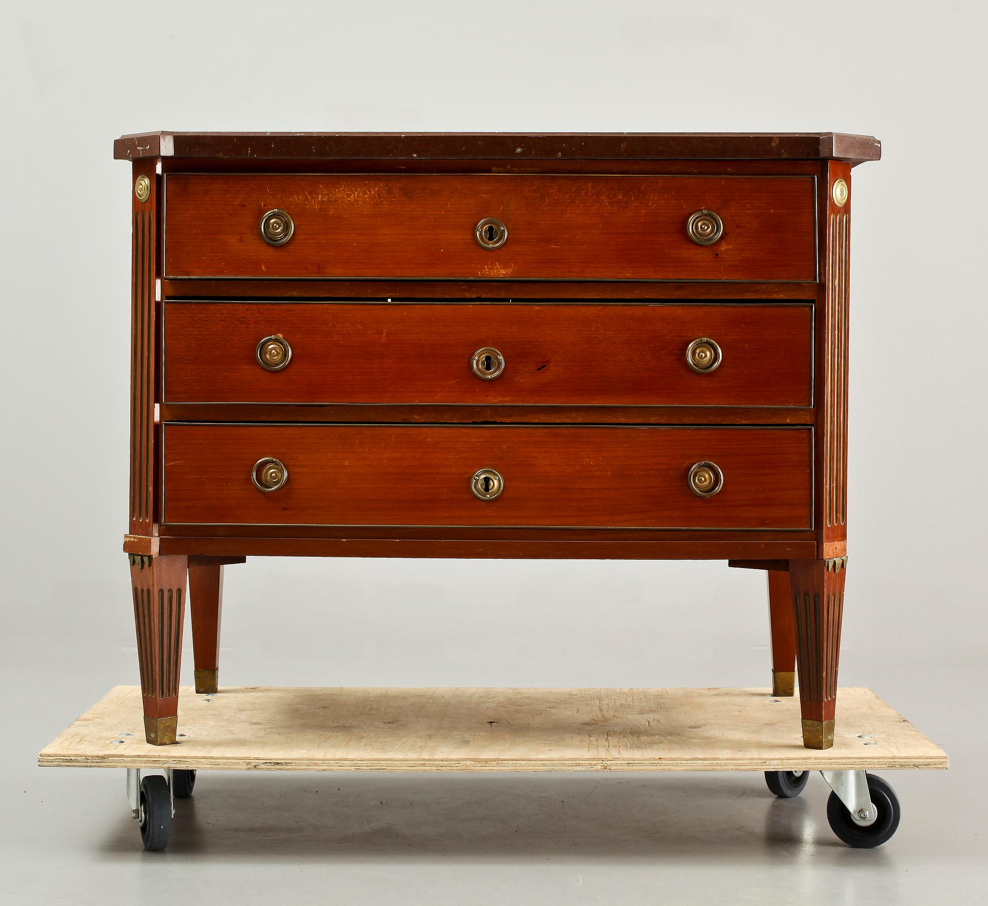 BYRÅ, sengustaviansk, 1800-tal.