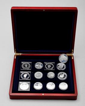 SAMLING MYNT OCH PLAKETTER, 13 st, silver. Total vikt ca 260g.