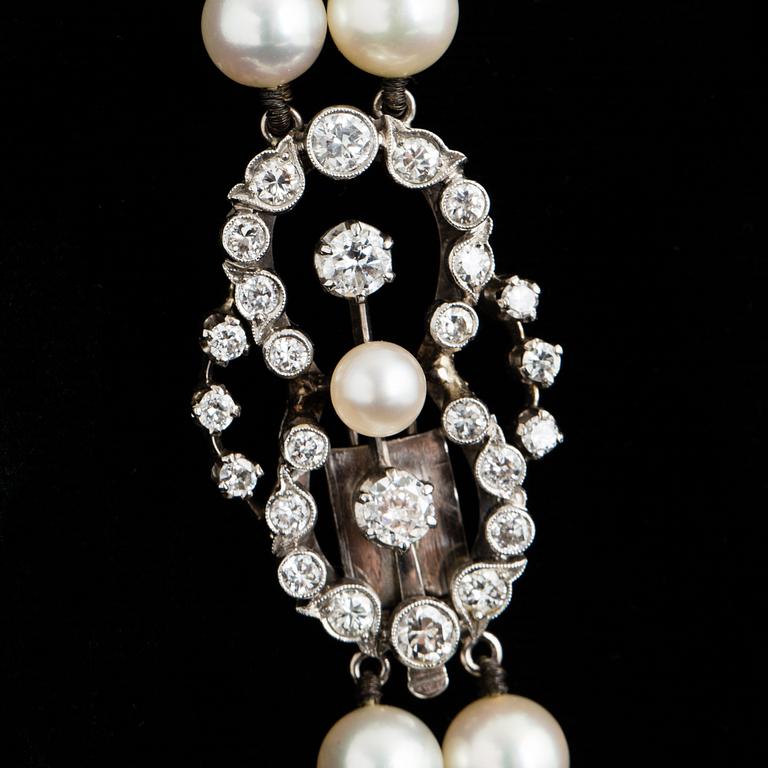 A TWO STRAND PEARL NECKLACE.