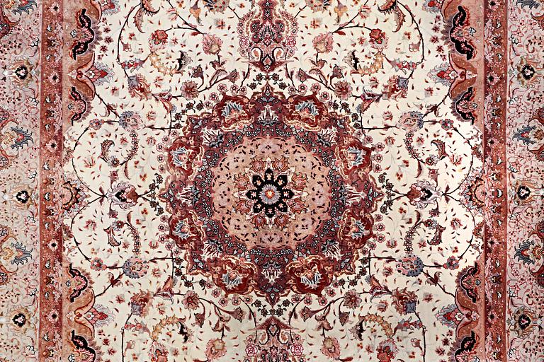 A carpet, Tabriz, part silk, 50 Raj, ca 340 x 253 cm.