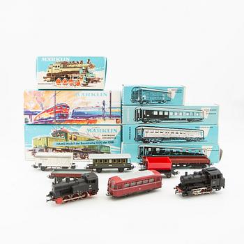 Märklin, 5 st. lok, bl a modell 3052 och 3032, 10 vagnar av olika modell.